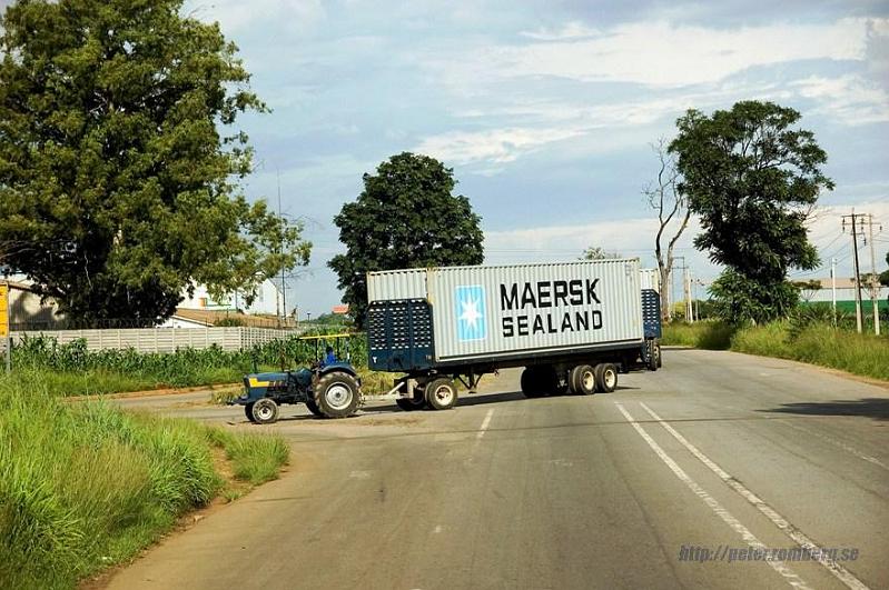 Zimbabwe trucks (7).jpg - C´mon Maersk, use decent tractors!